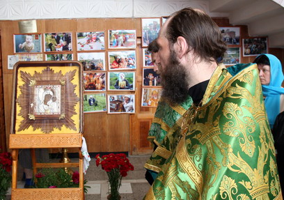 Молебен в РДК Вешкаймы перед православным концертом. Выставка «ВЕРУЮ»