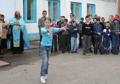 Ученица 44-ой гимназии Анастасия исполняет танец для детдомовцев