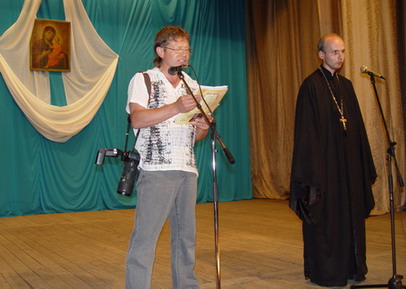 отец Анатолий и журналист Нафанаил. Начало православного концерта