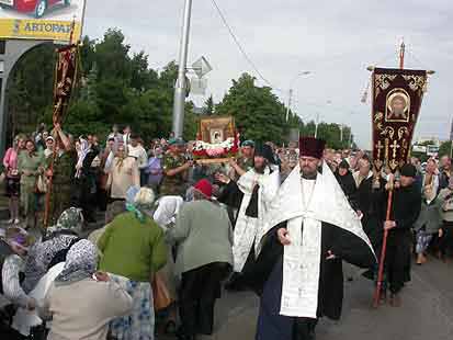 Симбирское священство и веруюшие встречают Крестный Ход на площади 30-тилетия  Победы