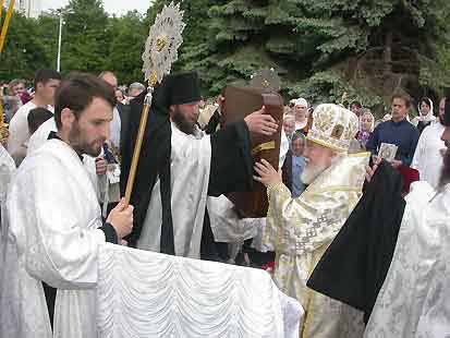 Архиепископ Симбирский и Мелекесский Прокл встречает икону на Соборной площади.