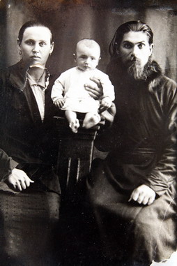Отец Николай Еделькин с женой и сыном незадолго до ареста