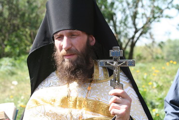 Духовный наставник крестного хода благочинный монастыря иеромонах Никодим