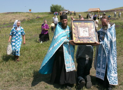 Теперь на этом холме  еще один родник Казанской Жадовской Богородицы