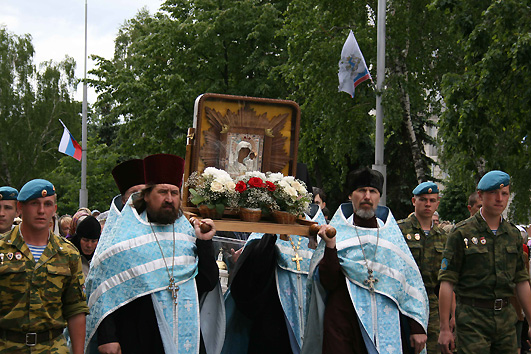 9 июня в Симбирск прибыл чудотворный образ Казанской-Жадовской иконы Божией Матери.