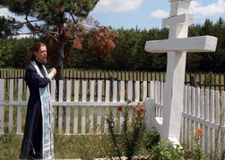 Отец Андрей на могилке местночтимого старца Владимира