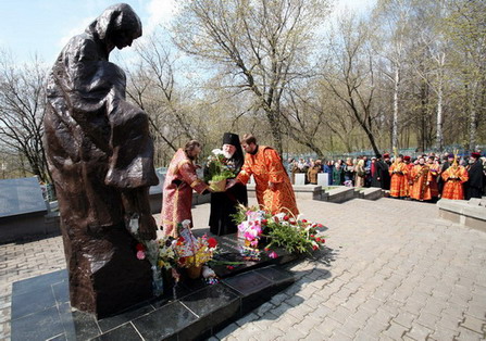 Цветы на братскую могилу от Архиепископа Симбирского и Мелекесского