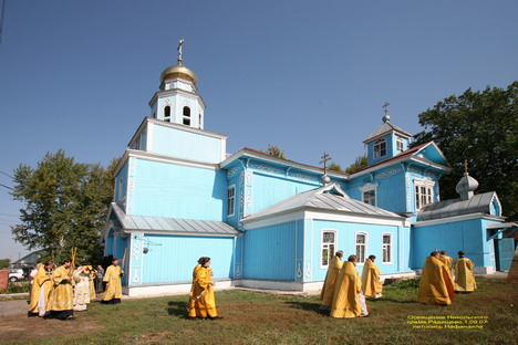 Крестный ход вокруг храма Святителю Николаю