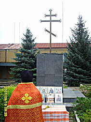 Вместо скульптуры Ленина возле конторы  СПК на постаменте водружён большой металлический Православный Крест. 