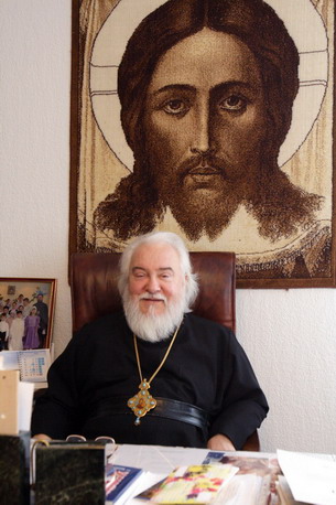 Архиепископ Симбирский и Мелекесский Прокл в рабочем кабинете.