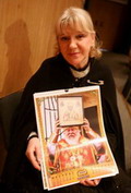 Жанна Бичевская с подарком от Архиепископа