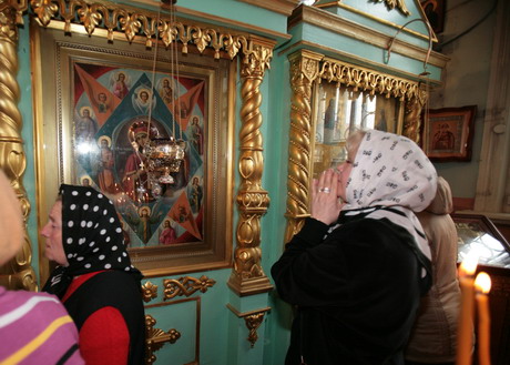 Жанна молится перед иконой Божией Матери Неопалимая Купина