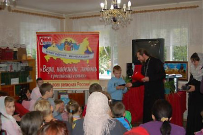 Отец Николай вручил памятные призы.