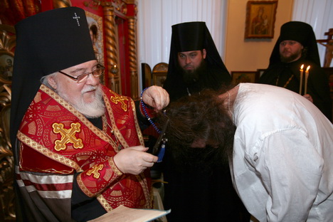 обряд монашеского пострига обычно совершается в обители в присутствии лишь монашеской братии