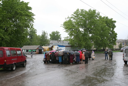 Молебен под зонтами в Чуфарово на пересечении четырех дорог