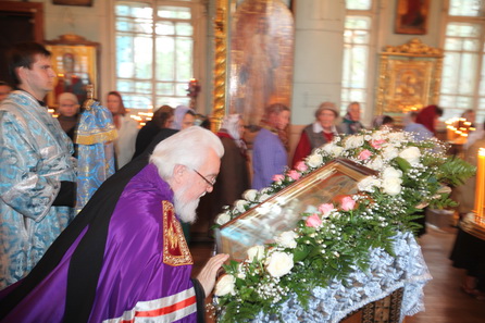 Архиепископ Прокл у иконы Неопалимая Купина в день праздника 17 сентября 2009 года