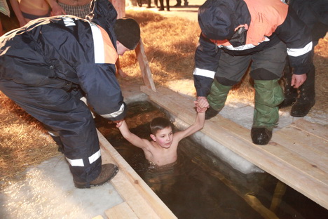 Максим - 10-летний крещенский купальщик