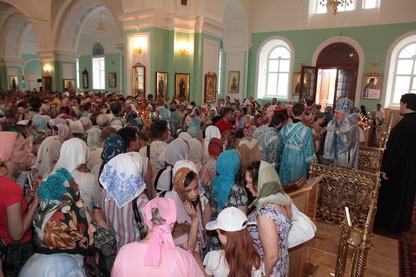 Архиепископ  Симбирский и Мелекесский Прокл перед верующими в Германовском Соборе 5 июня 2010г.