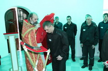 Протоиерей Геннадий Соленов исповедует своих подопечных перед первой Божественной Литургией в новом храме