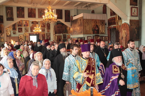 17 сентября Архиепископ Симбирский и Мелекесский Прокл отслужил праздничную Литургию в храме Неопалимая Купина