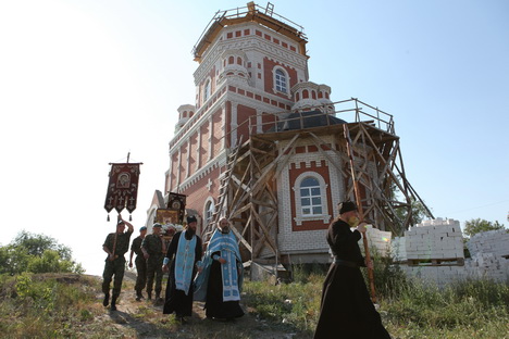 Новоульяновск. 27 июня 2010. Строится новый храм.