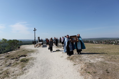 Крестный ход на Никольской горе в Сурском.