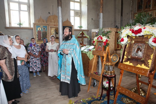 село Шаховское встречает крестный ход с Чудотворным образом