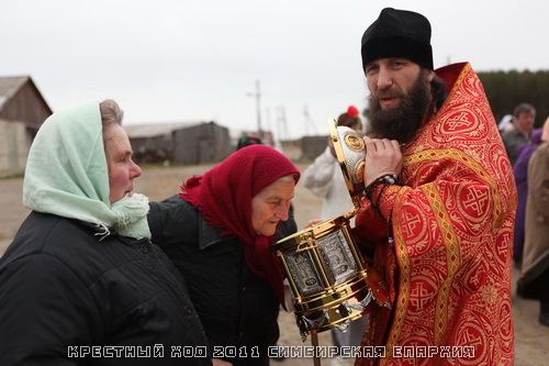 Игумен Никодим с ковчегом со святыми мощами св.Варваря.Первым селом, куда прибыл наш крестный ход, была Павловка.