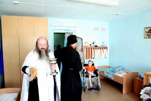 Крестный ход в Максимовском детском доме интернате для больных детей 2 июня 2011 года.
