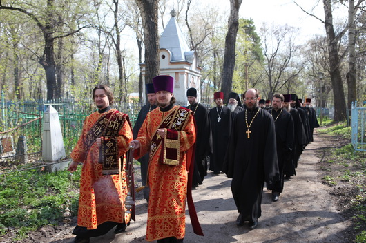 Крестный ход к могилам павших воинов. 9 мая 2010 г.