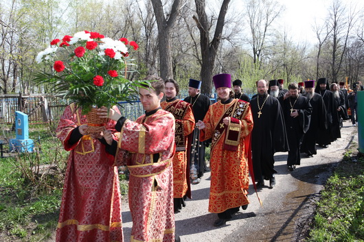 Крестный ход к могилам павших воинов. 9 мая 2010 г.