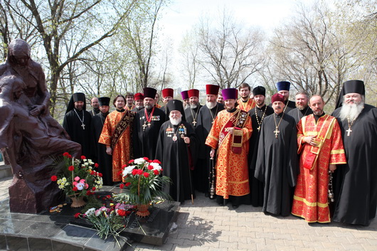 Архиепископ Симбирский и Мелекесский Прокл с духовенством. 9 мая 2011.
