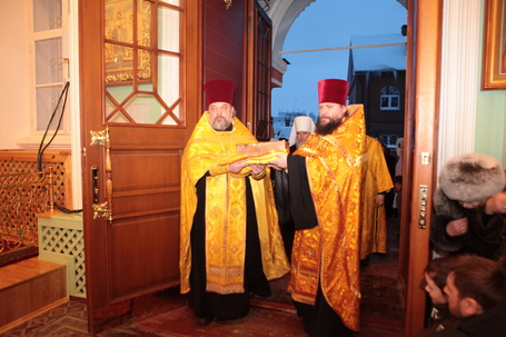 В Германовский священники вносят святые мощи апостола Андрея
