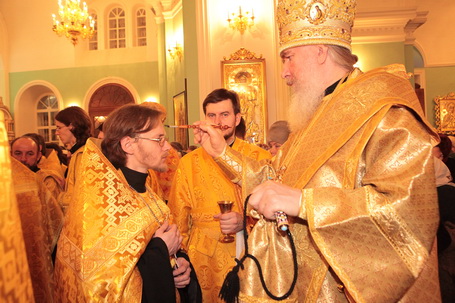 Иерей Дмитрий Субботин принимает благословение от митрополита Климента