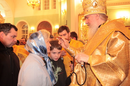 Православная семья принимает благословение митрополита Климента
