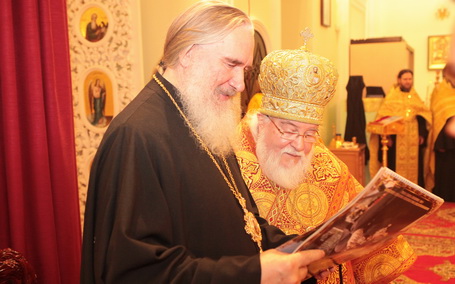 Владыки рассматривают православный календарь об истории Симбирской епархии