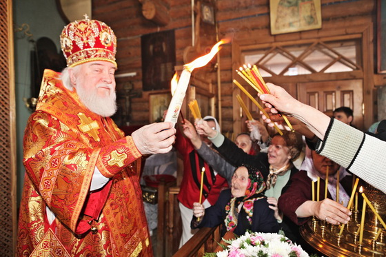 Архиепископ Симбирский и Мелекесский Прокл с Благодатным Огнем