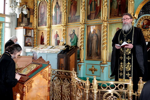 Исповедь проводит духовник епархии Митрофорный протоиерей Виктор Казанцев 