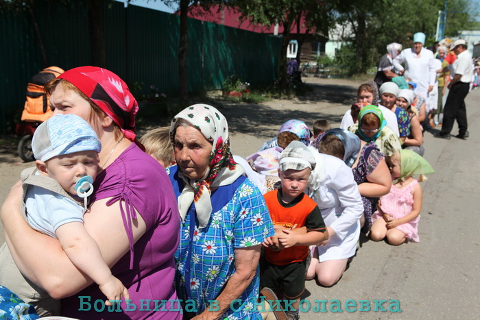 Врачи и болящие встретили Крестный ход с Богородицей в больнице п.Николаевка.