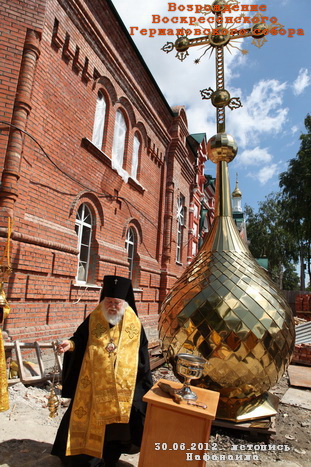 На возведенную заново колокольню Воскреского Германовского собора установлен купол.