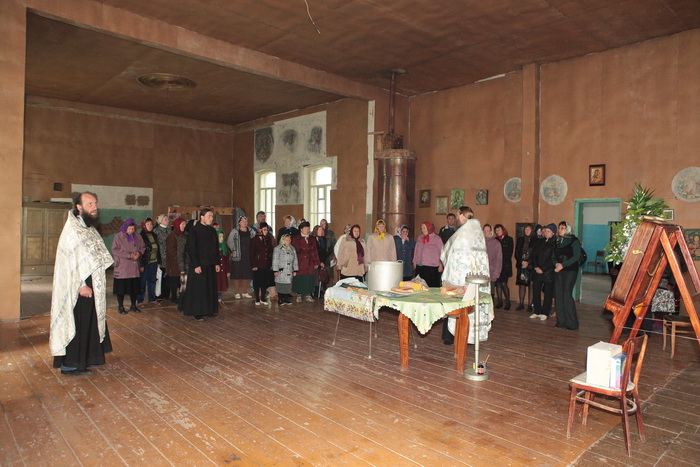 Сельчане села Выростайкино молятся перед образом Божией Матери Казанская Жадовская. Крестный ход в Сенгилеевском районе.