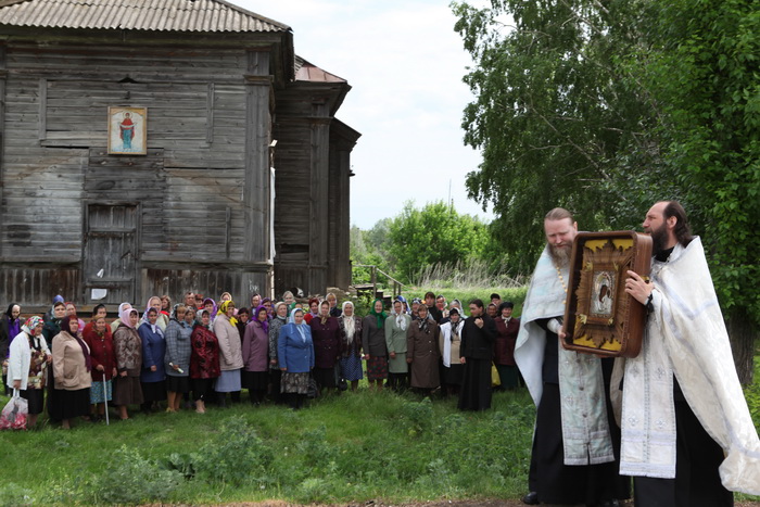 Сельчане села Выростайкино молятся перед образом Божией Матери Казанская Жадовская. Крестный ход в Сенгилеевском районе.