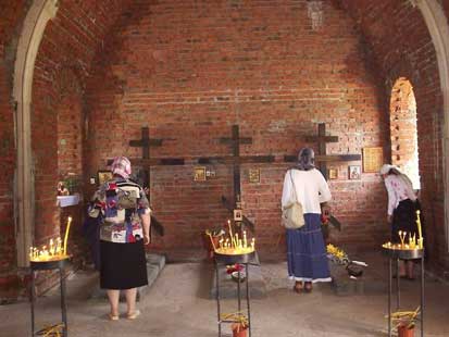 30 июля, Оптина пустынь: православные педагоги около могил трех иноков, убиенных 18 марта 1993 года.