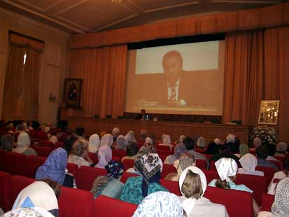 29 июля, актовый зал МДА: на заключительном пленарном заседании «Глинских чтений» перед участниками форума выступает племянник схиархимандрита Иоанна (Маслова).