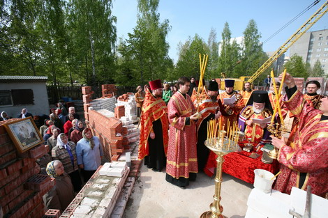 Освящение фундамента храма архиепископом Проклом 8 мая 2008г