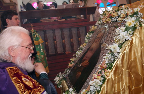 Архиепископ Прокл у святого образа Серафима САровского