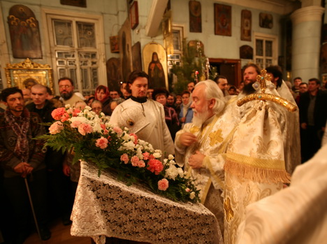 Архиепископ Прокл у иконы Рождества Христова