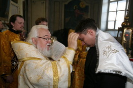 Владыка благословляет чтеца в Казанский храм пос.Новая Майна