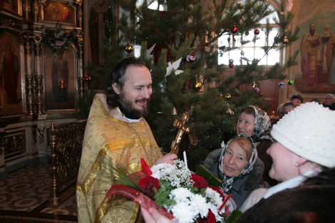 Протоиерей Василий Карпухин принимает поздравления от любящих батюшку прихожан