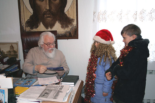 Владыка в своей резиденции вручает детям подарки и билеты на епархиальную елку.